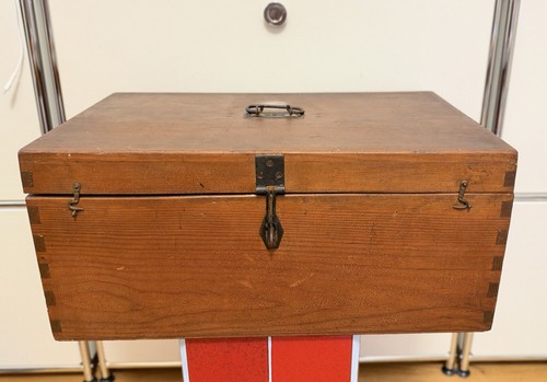 Alte transportkiste mit deckel - alte,