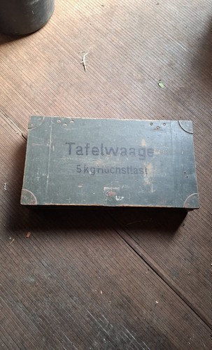 Alte holzkiste mit deckel - holzkiste,